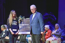 2022 Federation TAFE Scholarship recipient Stephanie Sargent and Mr Terry Moran AC, Chancellor
